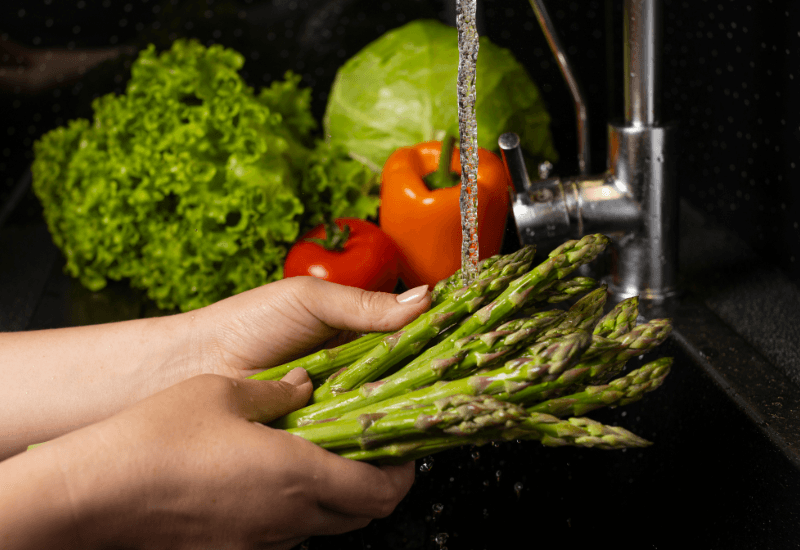 Rửa sạch rau củ quả dưới vòi nước chảy, ngâm với nước muối để đảm bảo vệ sinh an toàn thực phẩm.