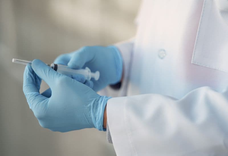 Vai trò của vắc-xin không chỉ dừng lại ở việc bảo vệ sức khỏe cá nhân mà còn mở rộng đến việc bảo vệ sức khỏe toàn bộ cộng đồng, thông qua khái niệm miễn dịch cộng đồng.