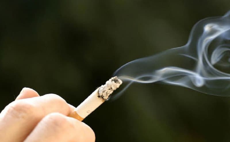 Nicotine trong thuốc lá làm giãn cơ thắt thực quản dưới, đồng thời kích thích tiết axit dạ dày nhiều hơn.