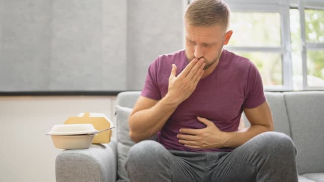 Vì sao hay bị ợ chua? 5 nguyên nhân phổ biến không ngờ tới