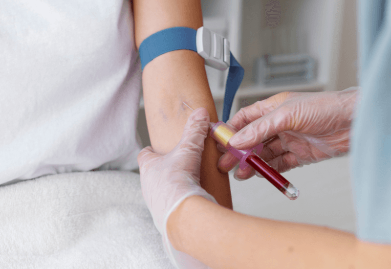 Trước khi tiêm vắc-xin, người bệnh cần được kiểm tra sức khỏe toàn diện.