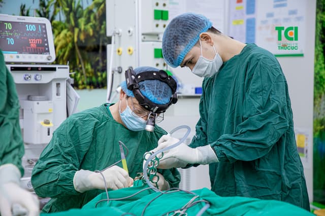 Các thủ thuật họng – thanh quản