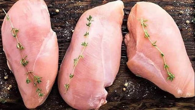 100g ức gà luộc bao nhiêu calo và giải đáp chi tiết