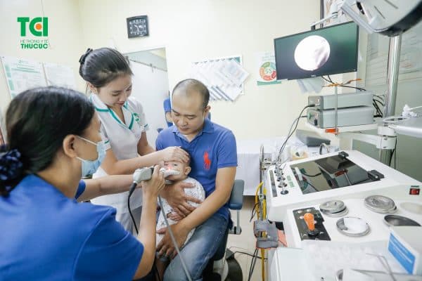 Bệnh nhi đang được thăm khám bằng dàn nội soi Karl Storz của Đức