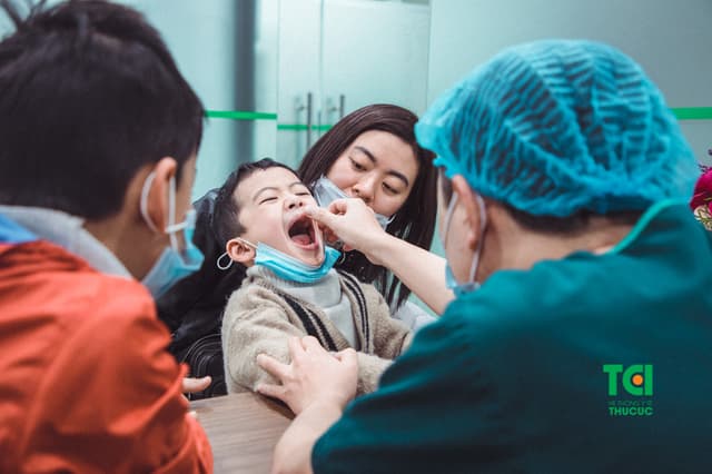 Thủ thuật cắt thắng lưỡi cho bé