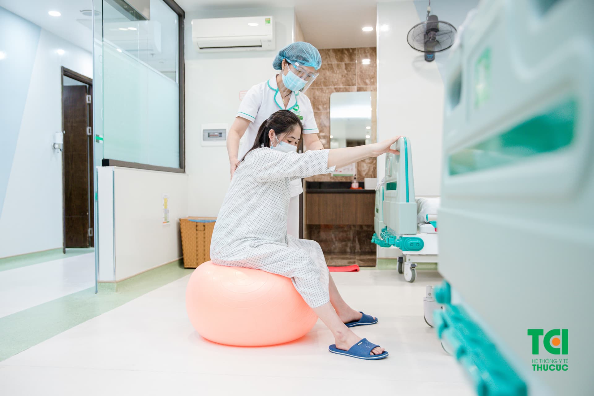 Tập bóng ở tư thế ngồi mang lại nhiều lợi ích cho vùng khung chậu, giúp kích thích cổ tử cung mở, sinh nở dễ dàng