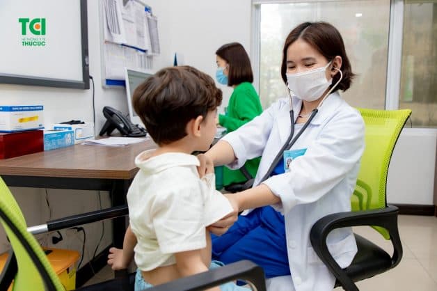 Phụ huynh nên đưa trẻ đến thăm khám bác sĩ để được tư vấn lượng sắt phù hợp với cơ thể con