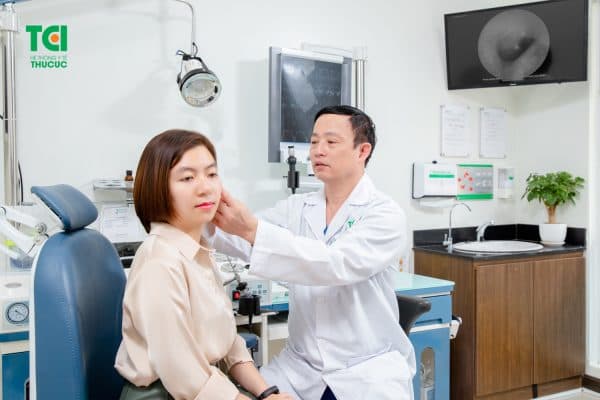 bác sĩ thăm khám và tư vấn cho bệnh nhân