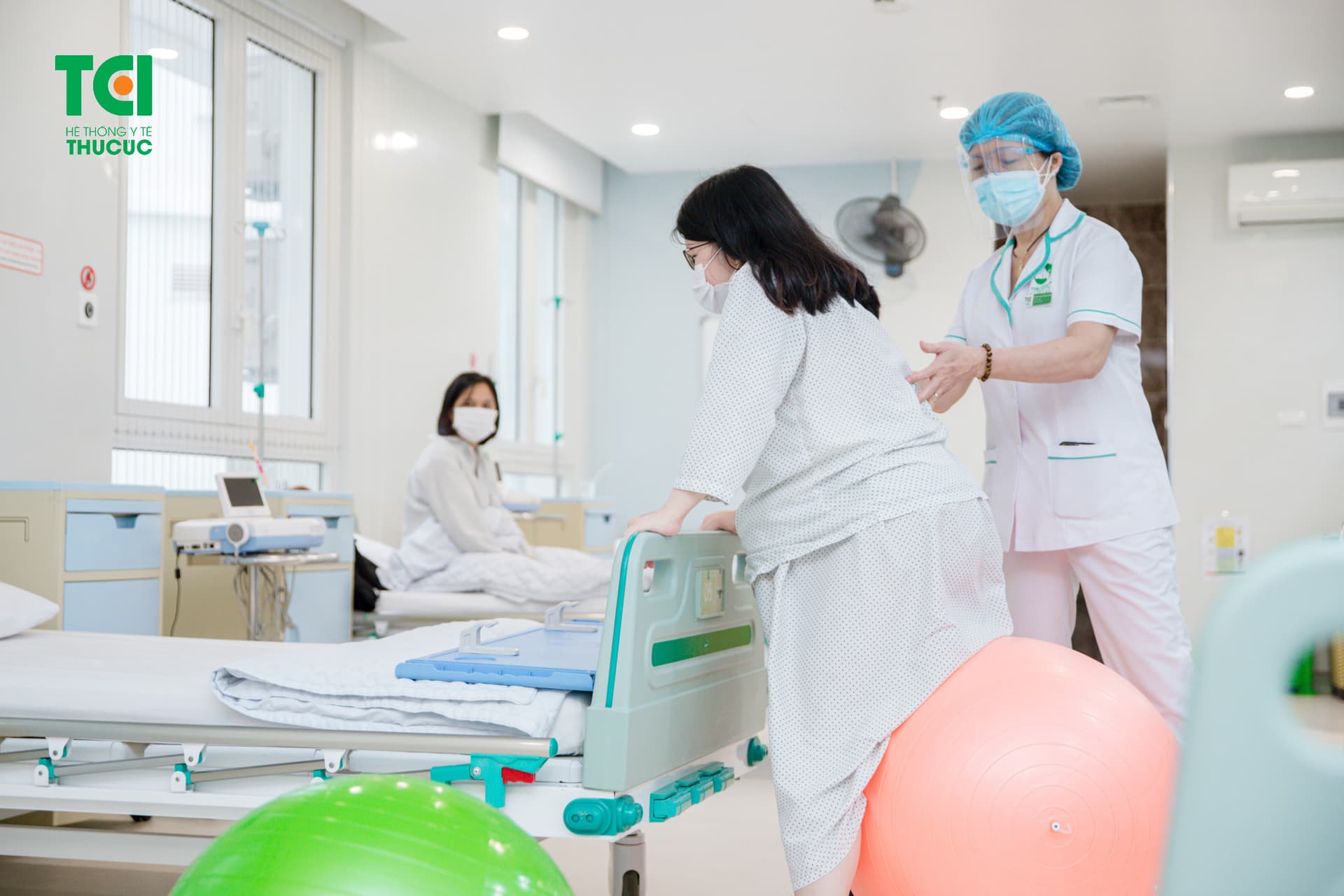Mẹ bầu luôn được hỗ trợ, chăm sóc tận tình bởi đội ngũ y bác sĩ, hộ sinh tại Thu Cúc TCI