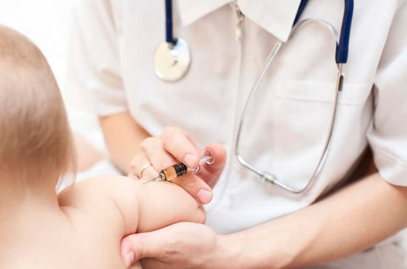 Trẻ nhỏ nên được tiêm vacxin Quinvaxem hoặc các vacxin 5 in 1, 6 in 1 để ngừa nhiều bệnh