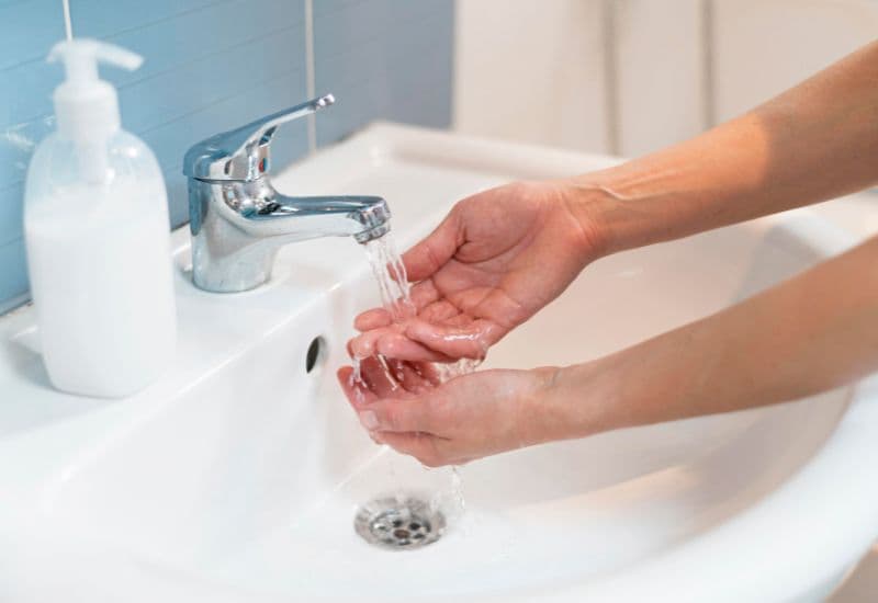 Vệ sinh mũi họng cho bé bị cảm lạnh hắt hơi sổ mũi