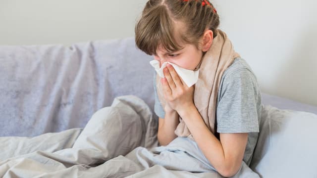 Bé bị cảm lạnh hắt hơi sổ mũi: Lưu ý chăm sóc