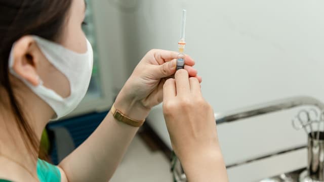 Nguyên nhân nhiều bé tiêm 5 trong 1 bị phản ứng mạnh