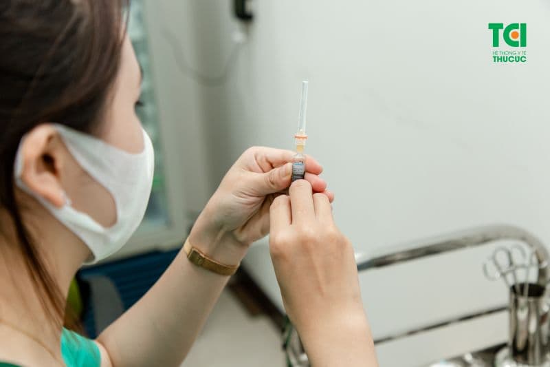 Việc sử dụng vắc xin kết hợp giúp giảm số lần tiêm chủng, giảm đau đớn cho trẻ.