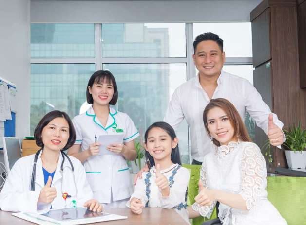 Gia đình diễn viên Minh Tiệp thăm khám