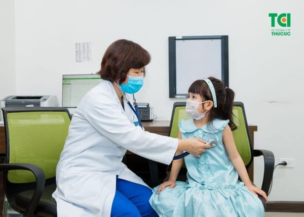 bác sĩ Nhi thăm khám