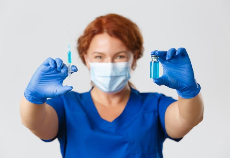 Bác sĩ không chỉ đảm bảo an toàn mà còn giúp người bệnh an tâm hơn trong quá trình tiêm chủng.