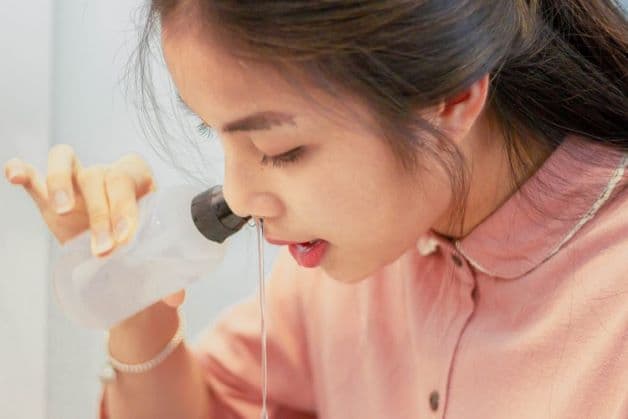 Giữ vệ sinh cho mũi, rửa mũi với nước muối loãng là một trong những cách giúp hạn chế và phòng ngừa bệnh hiệu quả.
