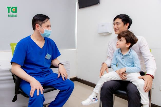 Đưa trẻ đi khám và kiểm tra sớm chức năng nội tiết là từ sớm việc làm vô cùng quan trọng.