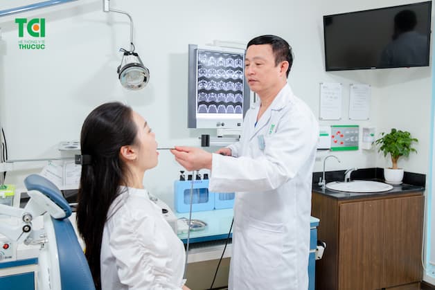 Thăm khám trước khi phẫu thuật sẽ giúp bác sĩ đánh giá chính xác về mức độ tổn thương của amidan và đưa ra phương án phù hợp.