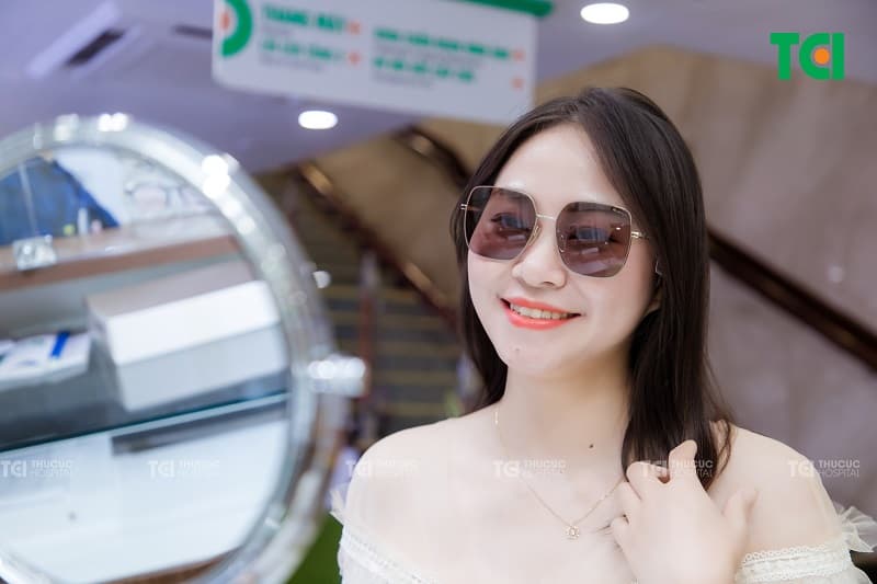 Nên đo size kính phù hợp với khuôn mặt trước khi cắt