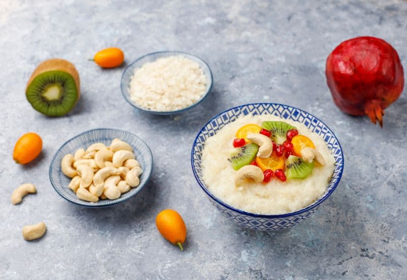 Cháo nấu nhừ với thịt bằm, cá nạc hoặc tôm là lựa chọn tốt cho bữa chính.