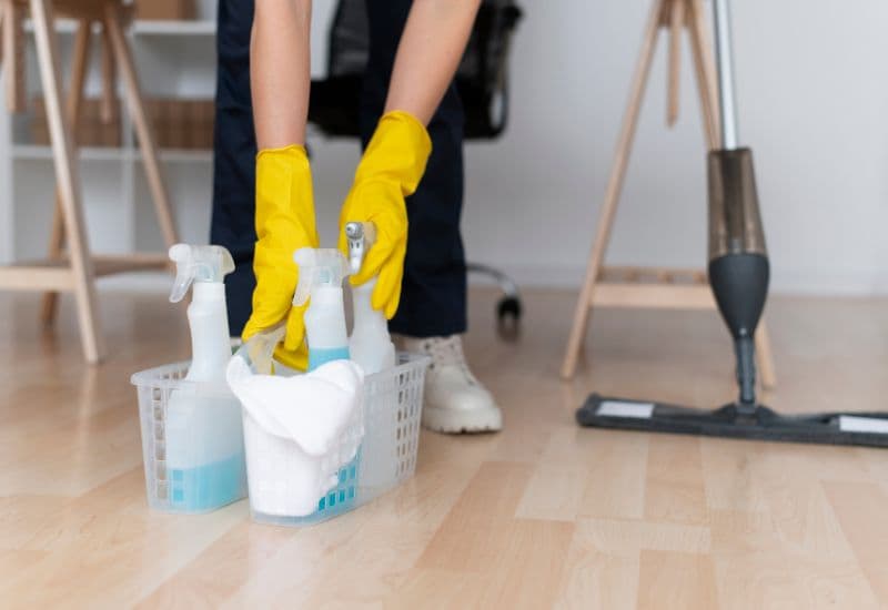 Thường xuyên lau chùi đồ chơi và các bề mặt tiếp xúc để tránh lây lan virus.