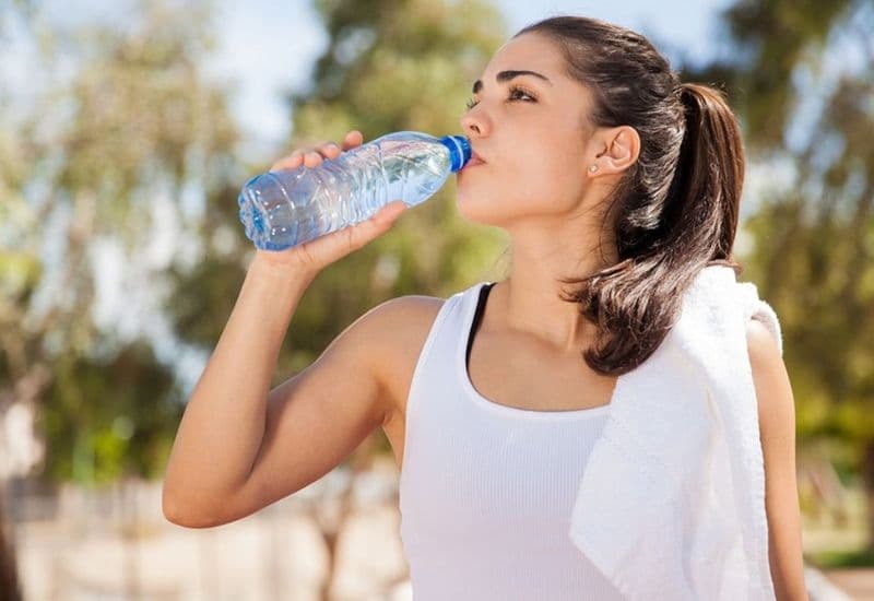 Uống đủ nước là một phần thiết yếu của chế độ dinh dưỡng cân bằng.