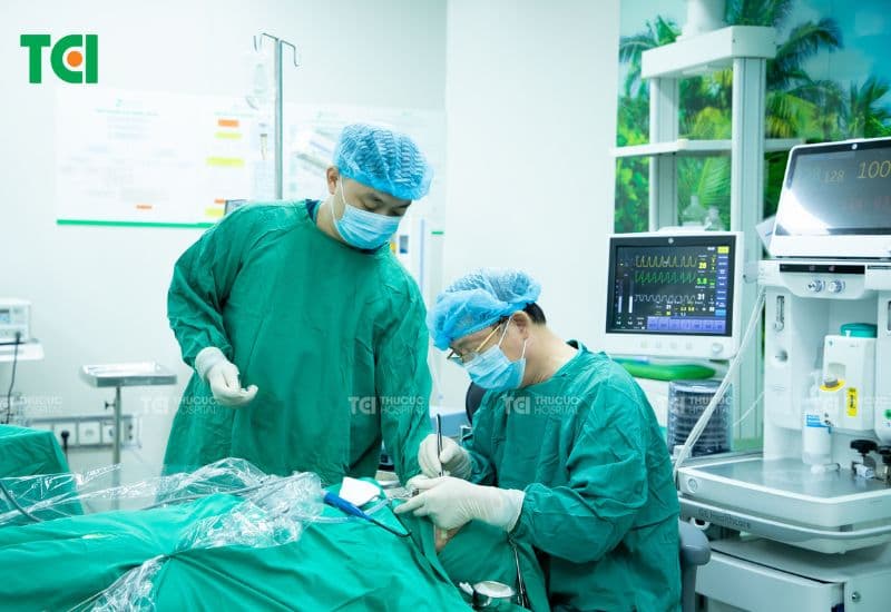 Nạo VA và cắt amidan không phải là phương pháp điều trị áp dụng ngay từ đầu khi trẻ bị viêm VA.