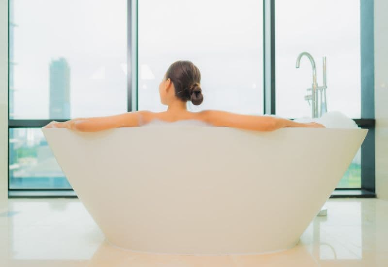 Để đảm bảo cơ thể không bị lạnh hoặc mất sức, bạn chỉ nên tắm trong khoảng từ 5-10 phút.