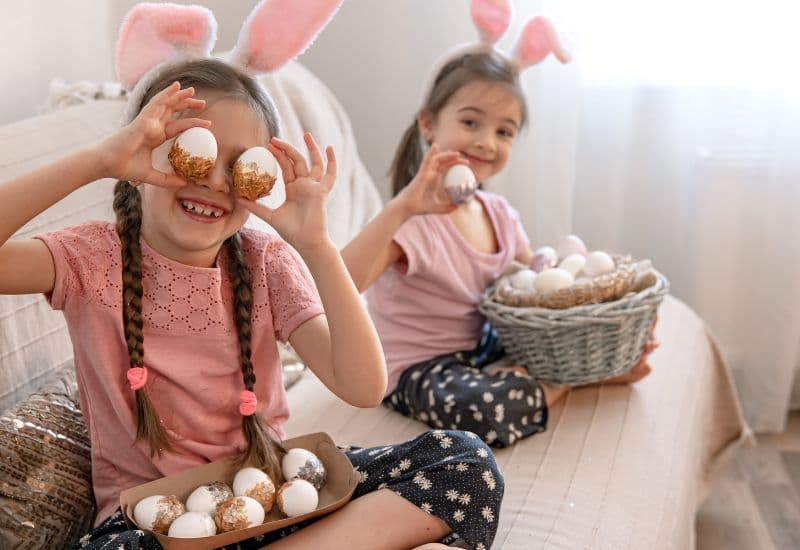 Đối với trẻ em hoặc người cao tuổi, trứng có thể là một phần trong bữa ăn nhẹ trước khi tiêm, nhưng cần kết hợp với các thực phẩm khác để đảm bảo cân bằng dinh dưỡng.