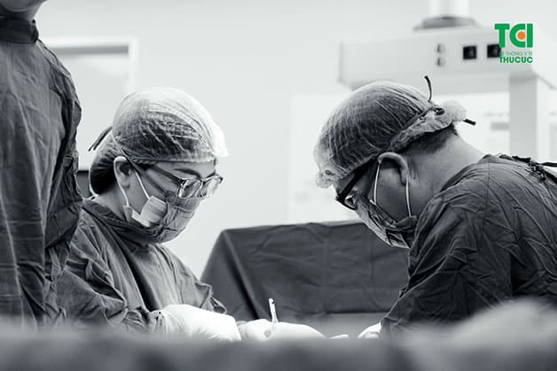 Sau sinh mổ, tử cung cần phục hồi nên cần đợi ít nhất 6 tháng mới có thể thực hiện đặt vòng tránh thai