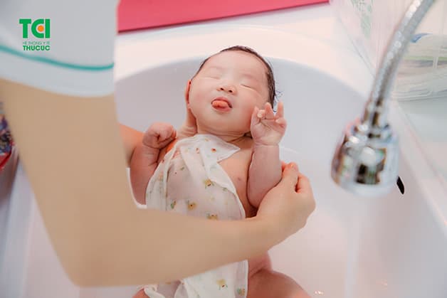 Dịch vụ tắm bé tại nhà của Thu Cúc TCI nhận được nhiều sự quan tâm của các mẹ