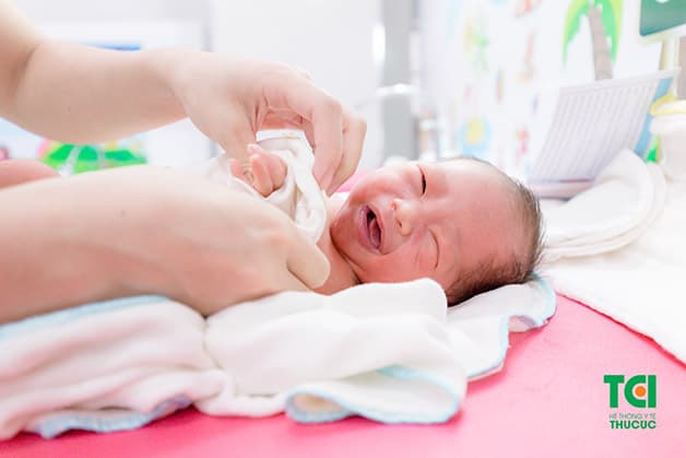 Tắm bé tại nhà theo đúng quy trình, giúp làm sạch da, kích thích cơ thể bé phát triển