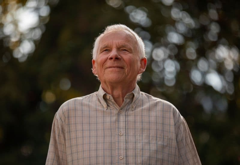 Hệ miễn dịch của người cao tuổi thường suy yếu, khiến họ dễ tổn thương trước các bệnh truyền nhiễm; vì vậy, tiêm vắc-xin cho đối tượng này là vô cùng quan trọng; nghiên cứu cho thấy tiêm chủng đúng và đầy đủ giúp giảm đáng kể nguy cơ mắc bệnh nặng, giảm tỷ lệ nhập viện và tử vong ở người cao tuổi.