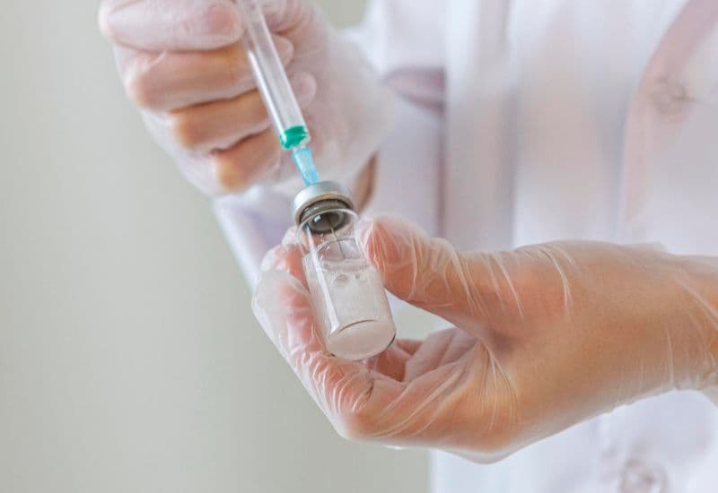 Người mắc các bệnh mãn tính như đái tháo đường, bệnh lý phổi, bệnh lý tim mạch cần được tiêm vắc-xin phòng cúm hàng năm, vắc-xin phế cầu khuẩn và vắc-xin viêm gan B; đối với người bệnh suy giảm miễn dịch, các vắc-xin được điều chỉnh phù hợp và khi tiêm, phải có sự giám sát chặt chẽ của bác sĩ để đảm bảo hiệu quả và an toàn.