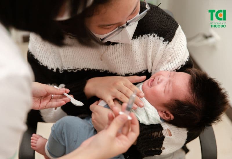 Khi được uống, Rotarix đi vào đường tiêu hóa và kích hoạt hệ miễn dịch tại niêm mạc ruột.