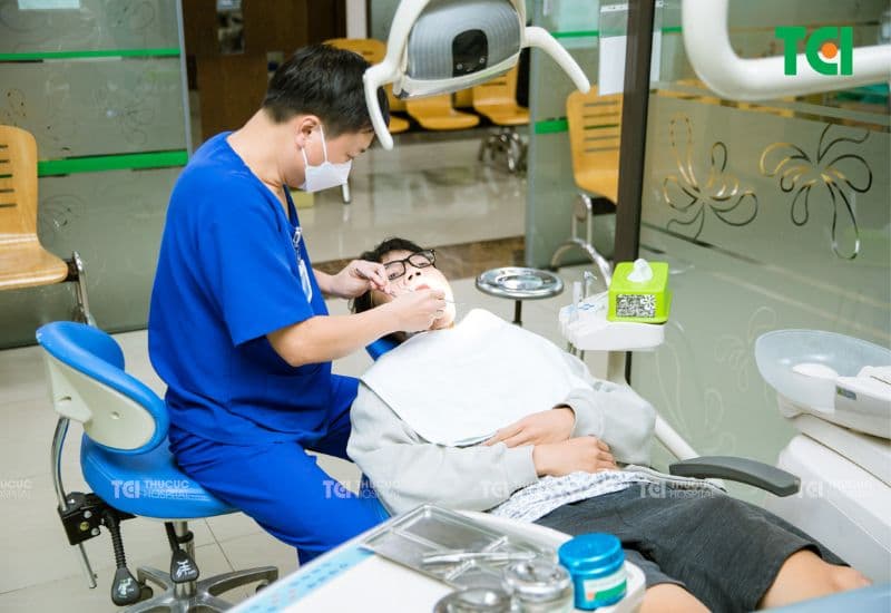 Thường xuyên kiểm tra răng miệng tại nha khoa giúp giảm thiểu tình trạng bị hôi miệng.