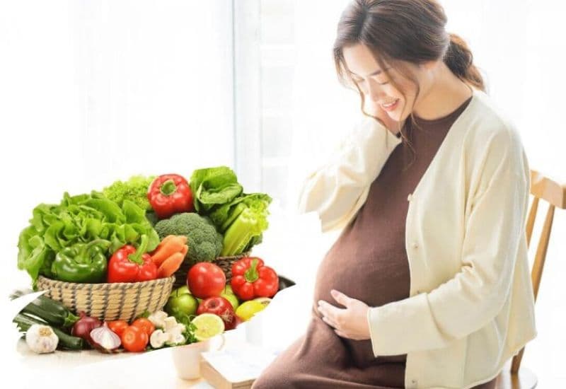 Một chế độ ăn uống lành mạnh với trái cây tươi giúp kiểm soát đường huyết hiệu quả khi khám tiểu đường thai kỳ.