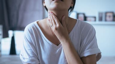 Khó nuốt nước miếng: Triệu chứng nhỏ, nguy cơ lớn?