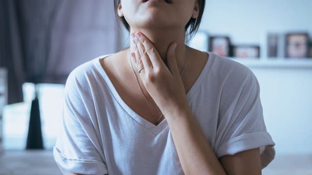 Khó nuốt nước miếng: Triệu chứng nhỏ, nguy cơ lớn?