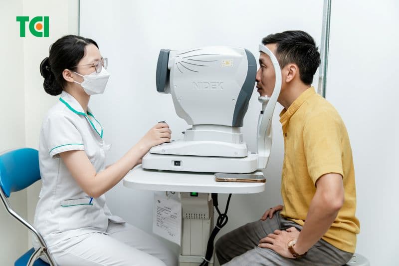 Cửa hàng cần có trang thiết bị hiện đại, đảm bảo độ chính xác trong việc đo khám mắt và cắt kính.