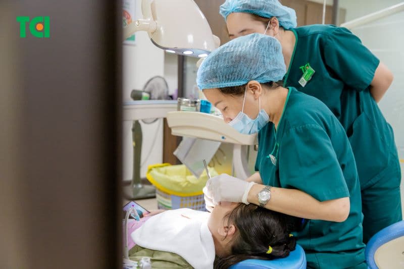 Việc loại bỏ cao răng là điều cần thiết để duy trì hàm răng chắc khỏe và nụ cười rạng rỡ.