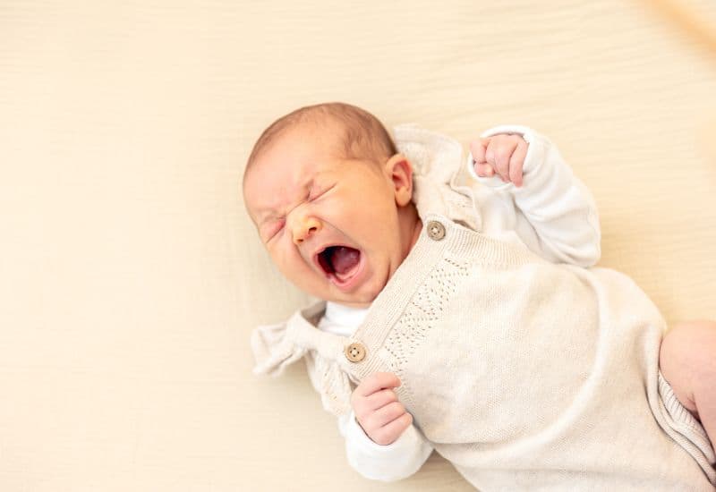 Trẻ bị lồng ruột thường đau bụng một cách đột ngột.