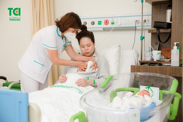 Massage “gọi” sữa về và hướng dẫn cho con bú đúng cách