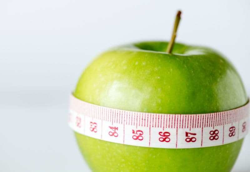 Nhờ calo thấp và hàm lượng chất xơ cao, táo được xem là thực phẩm lý tưởng cho những ai muốn kiểm soát cân nặng.