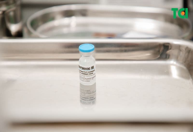 Tiêm phòng viêm gan B là biện pháp chủ động, giúp cơ thể hình thành kháng thể chống lại virus.