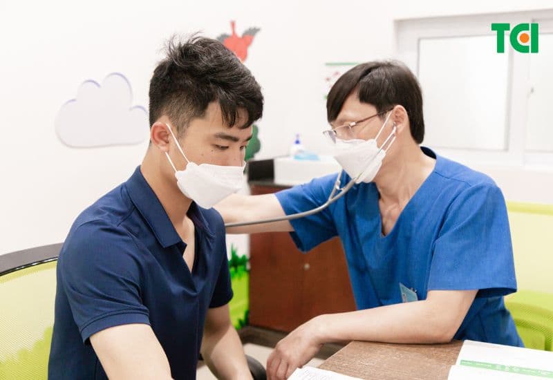 Trước khi tiêm phòng, hãy đảm bảo bạn hoặc người được tiêm đang ở trạng thái sức khỏe tốt, không bị sốt hoặc mắc các bệnh lý cấp tính.