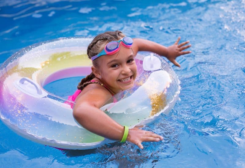 Hoạt động thể chất đều đặn giúp tăng cường sức đề kháng và hệ miễn dịch cho trẻ.