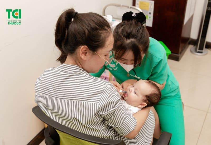 Vắc-xin phòng rotavirus, không nằm trong chương trình tiêm chủng mở rộng, được khuyến nghị tiêm cho trẻ từ 6 tuần tuổi đến 8 tháng tuổi.